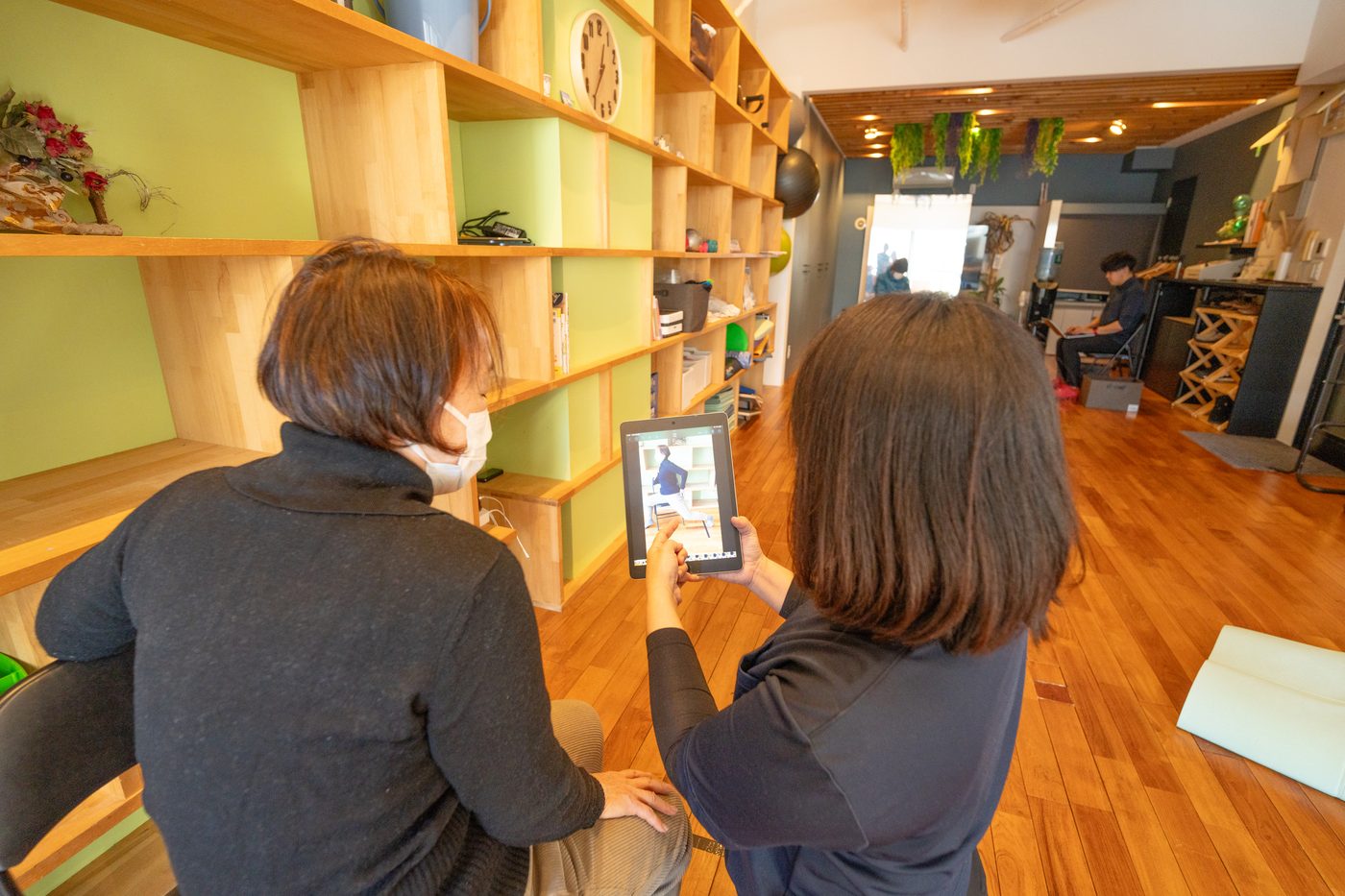 タブレットで動きを確認しながら相談する利用者と専門スタッフ
